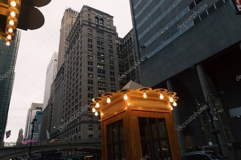 Restaurierte gelbe Telefonzelle aus den 1970er Jahren