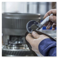 Werkbank mit frühen Maschinen und Werkzeugen