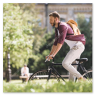 Frühes Fahrrad vor Werkstattkulisse