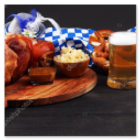 Glas regionales Bier auf Holztisch