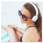 Besucher entspannen im Café-Bereich