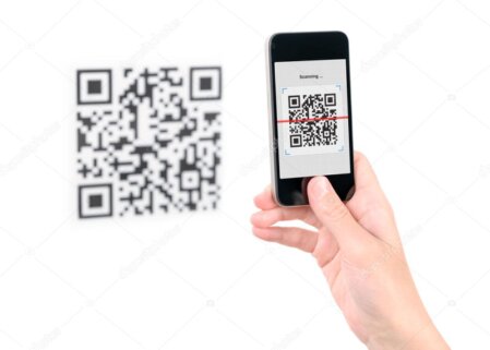 Smartphone scannt einen QR-Code am Exponat