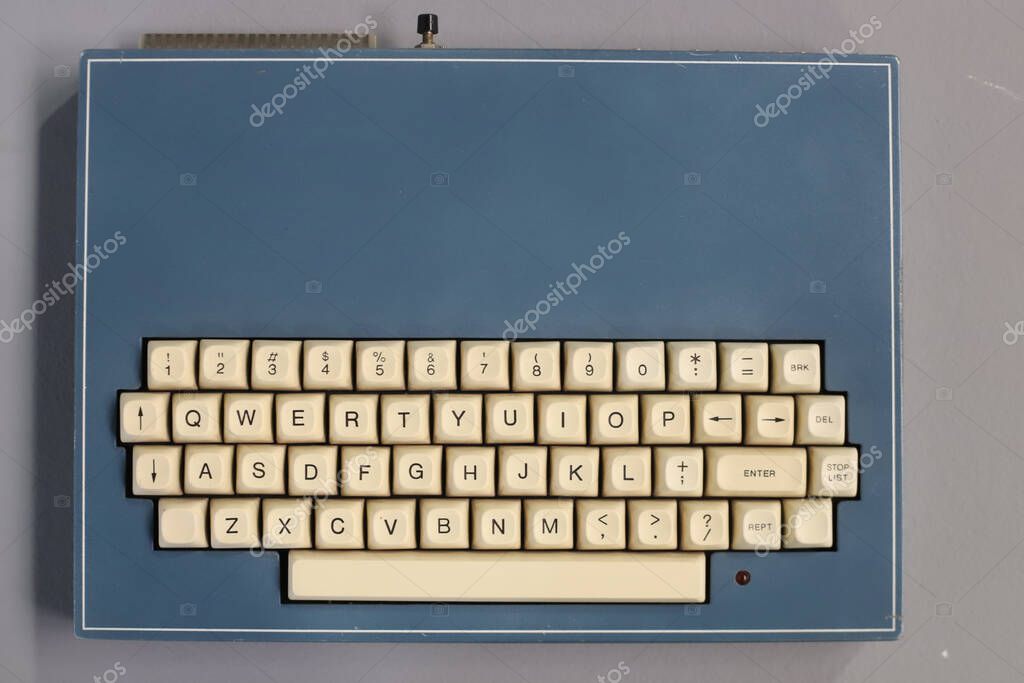 Besucher bedienen einen alten Atari-PC im Museum