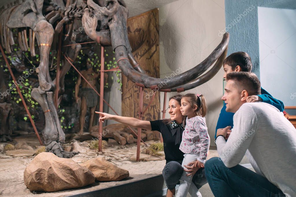 Familie bei einer Führung