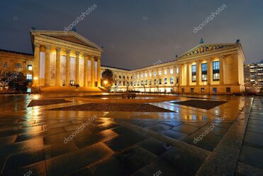 Besucher mit Smartphones bei nächtlicher Museumstour