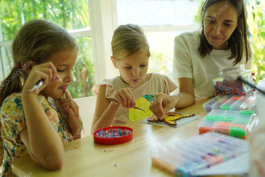 Kinder basteln im Museum