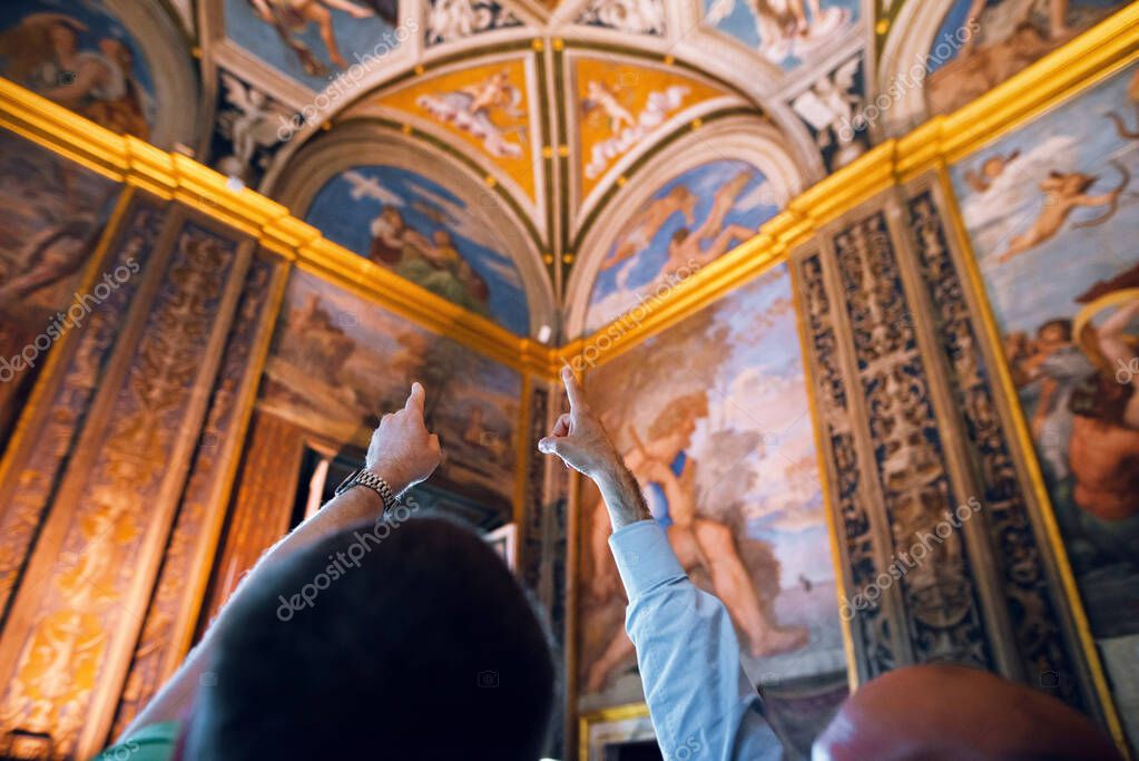 Gruppe mit Guide in der Ausstellung