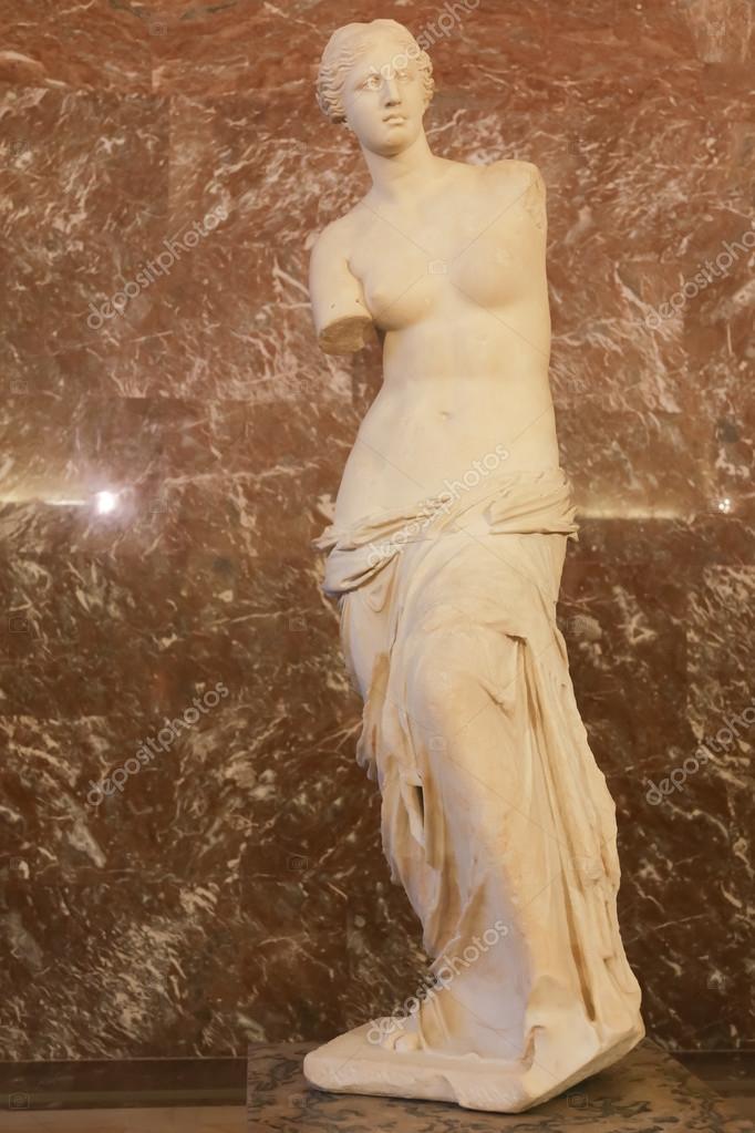 Ehrenamtliche Person führt Besucher durch eine Ausstellung